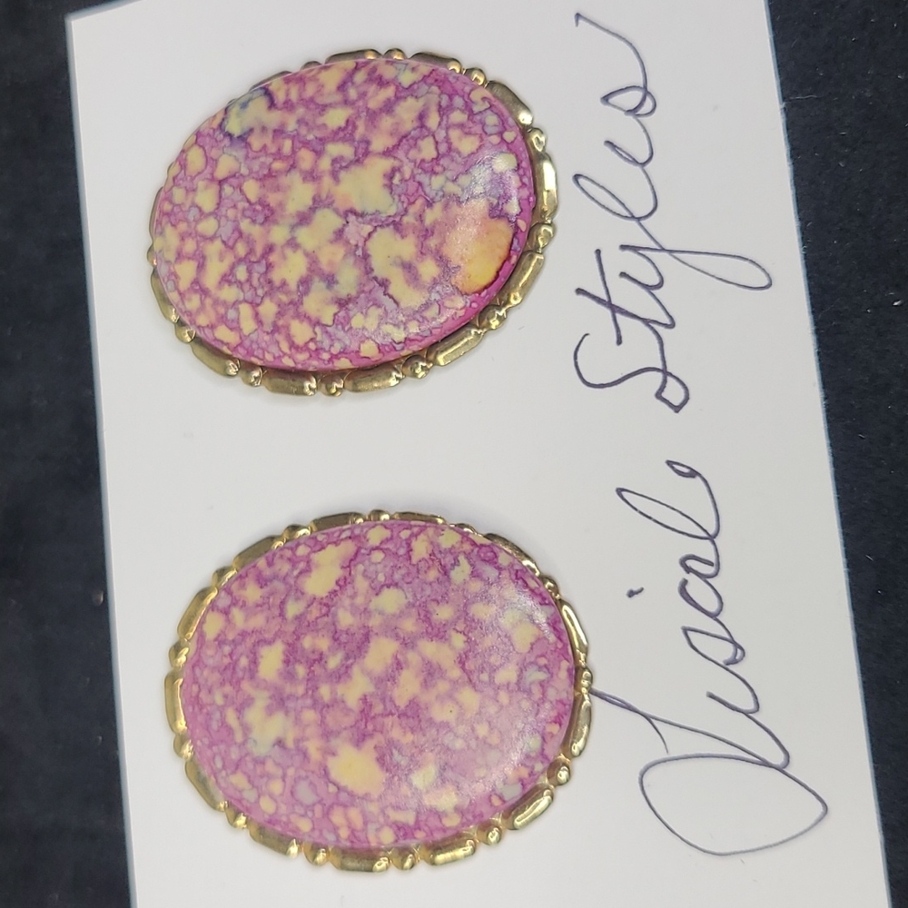 Vintage Stud Earrings Oval Shape Gold Tone Lavender Pink Marbling Everyday Retro - Picture 5 of 5